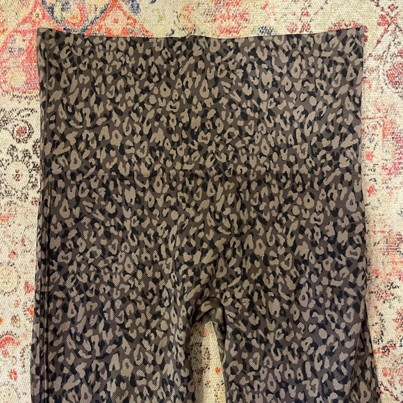 Spanx ‘Look At Me Now’ Seamless Leggings Mini Leopard in Size Small - Picture 12 of 13